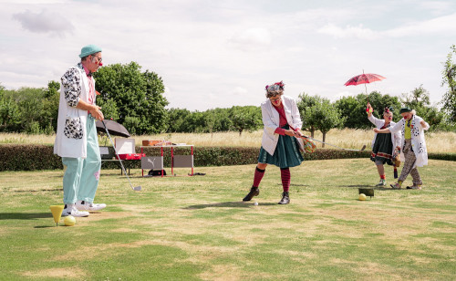 Clowndoktoren wirbeln über Golfplatz in St. Johann 01
