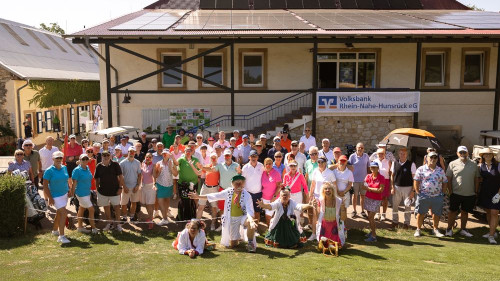 Mit Clownsnase auf dem Golfplatz 01