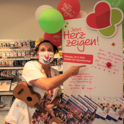 dm Filialen zeigen Herz für die Clowndoktoren 01