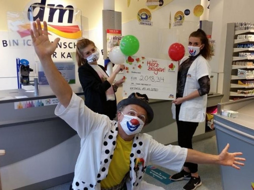dm Filialen zeigen Herz für die Clowndoktoren 03