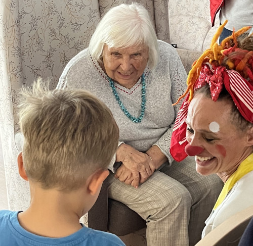 „Lachen verbindet Generationen“ 01