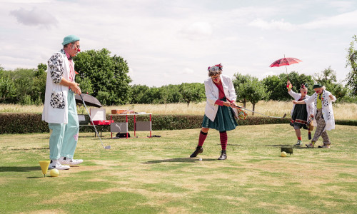 Clowndoktoren wirbeln über Golfplatz in St. Johann